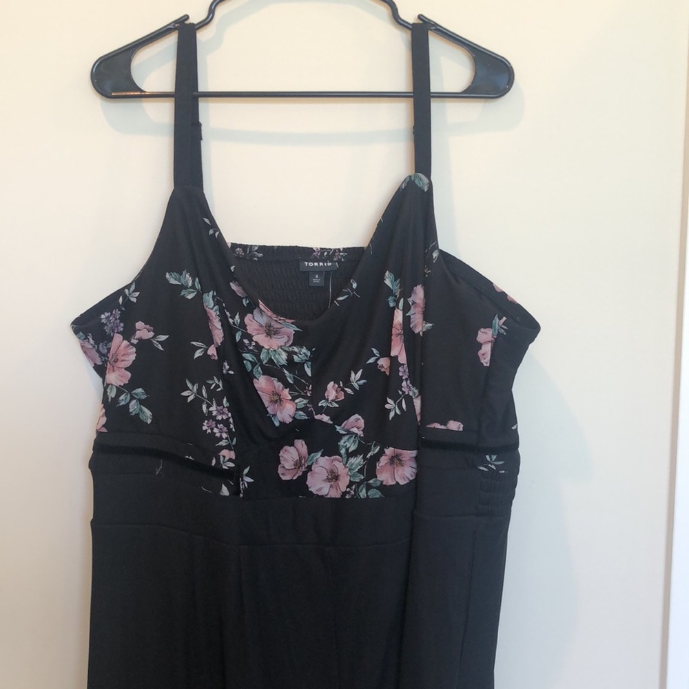 Torrid Women’s Size 4 Black and Floral Jumpsuit NWT - Picture 2 of 11